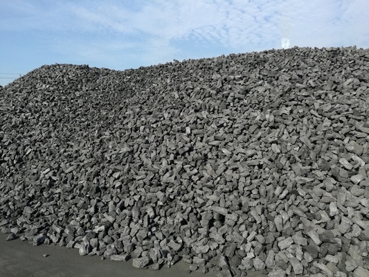 灰12%の冶金のコークスのブロックのタイプ高炭素の物質的な30-80mm